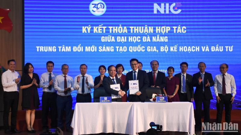 Đại học Đà Nẵng Ký kết biên bản ghi nhớ hợp tác với Trung tâm Đổi mới Sáng tạo Quốc gia (NIC), Bộ Kế hoạch và Đầu tư và Công ty Cổ phần Giáo dục Quốc tế Sun Edu về phát triển hệ sinh thái vi mạch bán dẫn và trí tuệ nhân tạo AI. (Ảnh: ANH ĐÀO)
